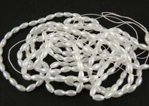 Imitace perle - rýže 6x3 mm, 200 ks na šňůře, bílá barva