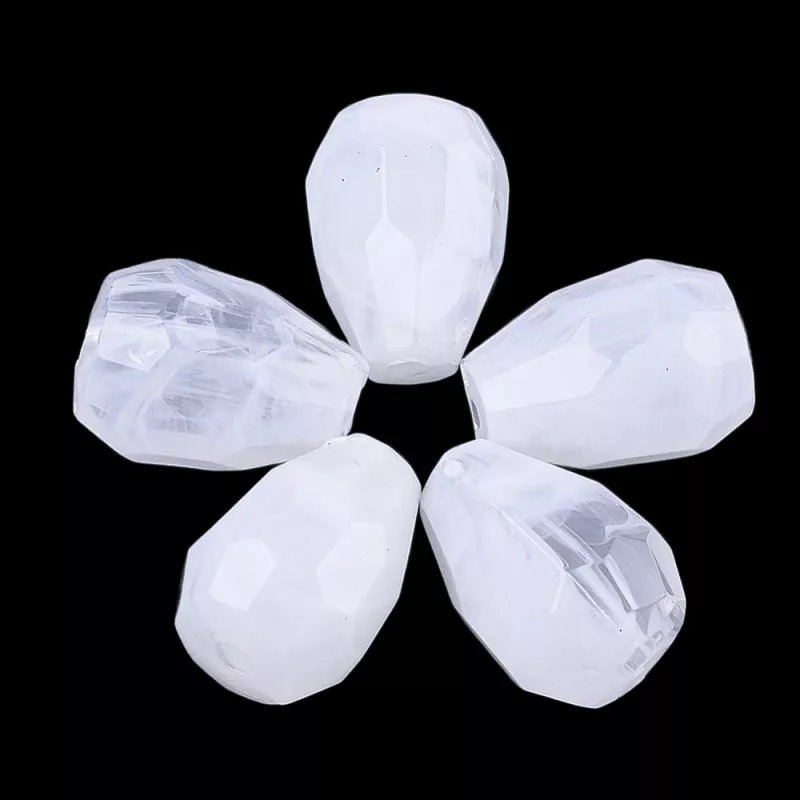 Fazetovaný akrylový drop 13,5x9,5 mm, 20 ks, mléčná bílá