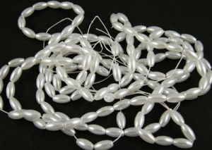 Imitace perle - rýže 4x8 mm, 150 ks na šňůře, bílá barva